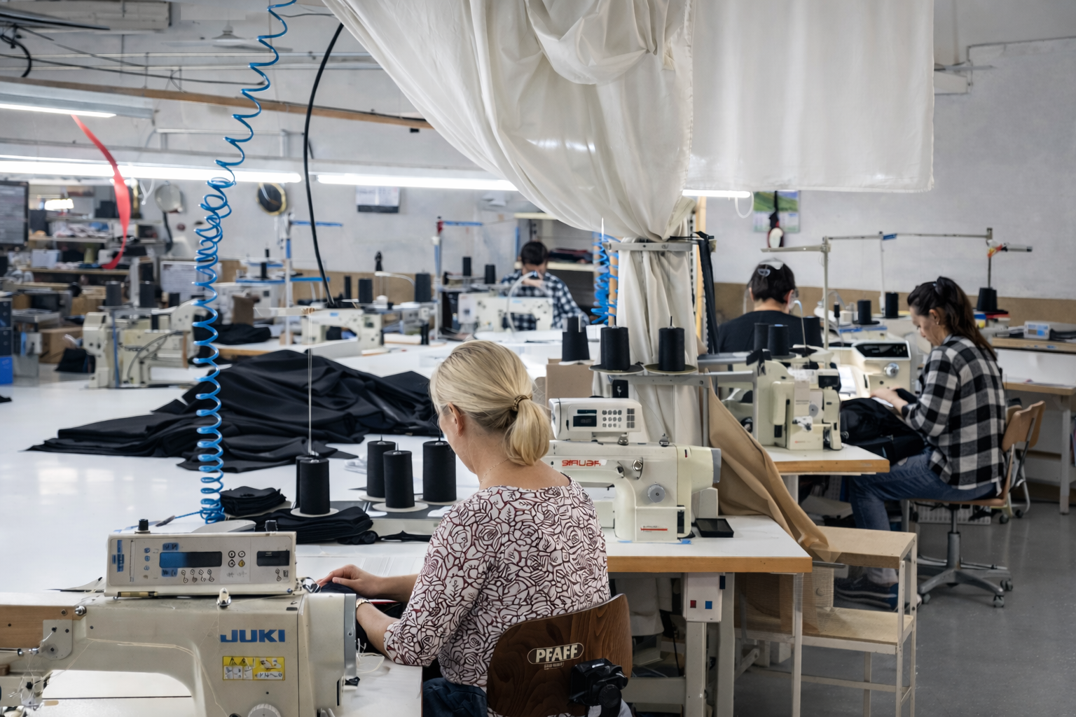 Krawcowe przy maszynach na hali produkcyjnej